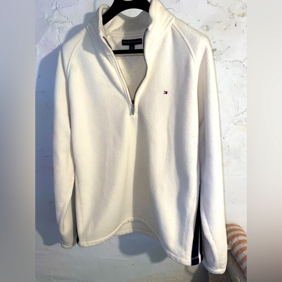 Tommy Hilfiger - Picture 2 of 6